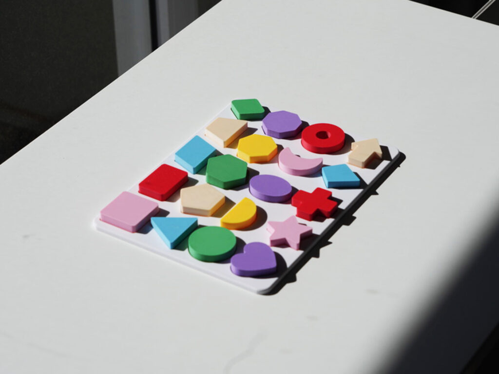 Geometric shapes puzzle for toddlers – scattered and completed pieces shown to support shape recognition, spatial skills, and hands-on learning.